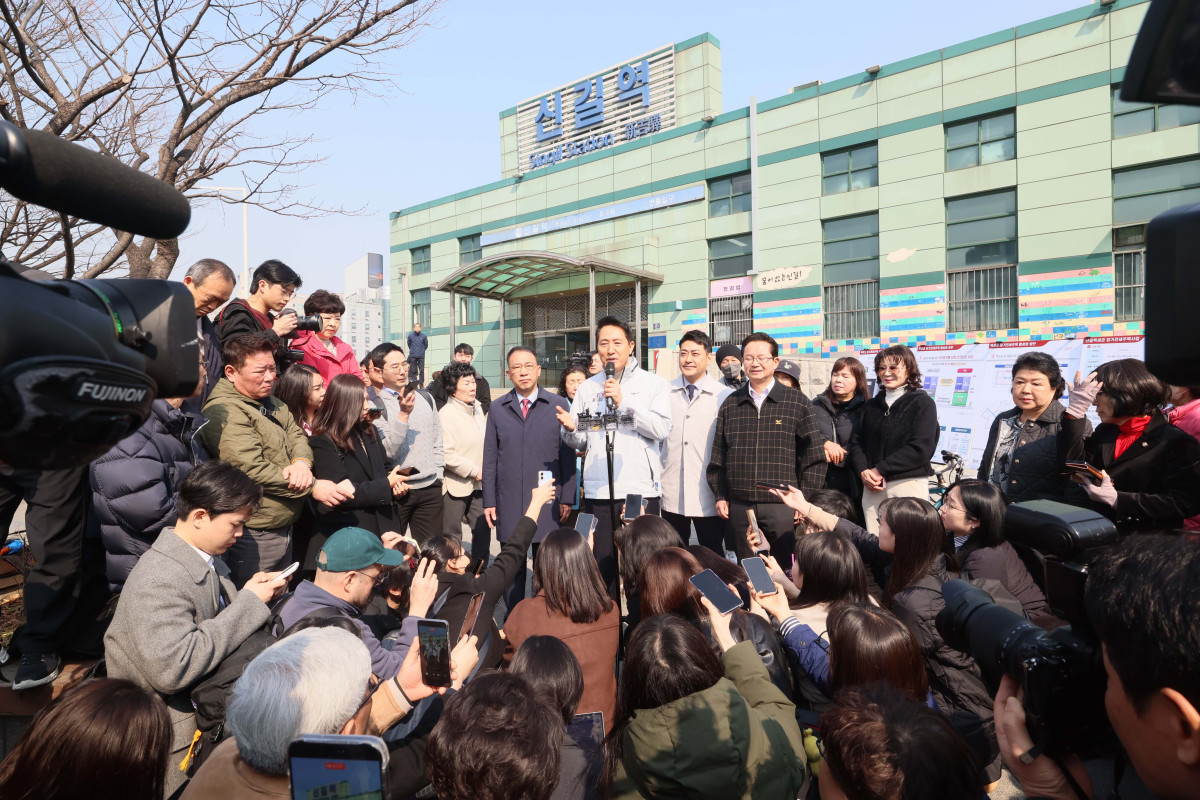 ▲오세훈 서울시장이 17일 서울 영등포구 신길역세권 장기전세주택 건립현장 인근에서 주택 활성화 방안을 발표하고 있다. 신태현 기자 holjjak@