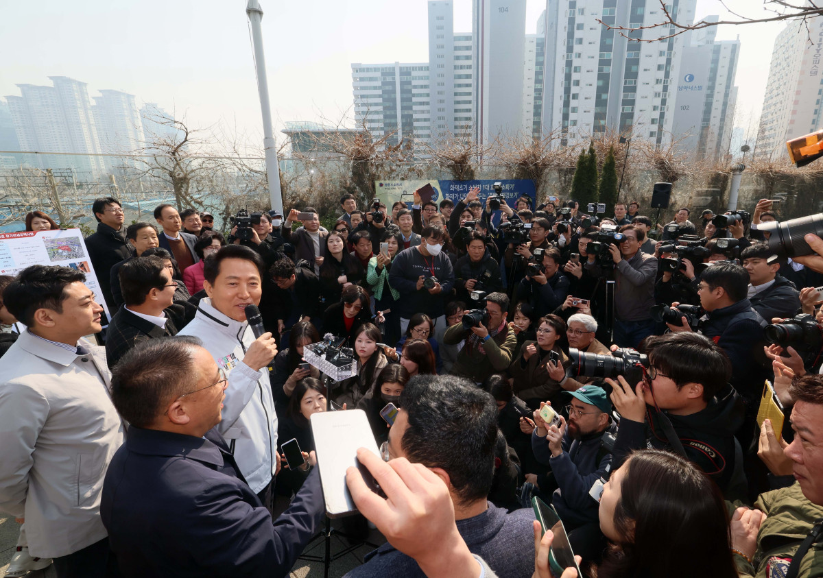▲오세훈 서울시장이 17일 서울 영등포구 신길역세권 장기전세주택 건립현장 인근에서 주택 활성화 방안을 발표하고 있다. 신태현 기자 holjjak@