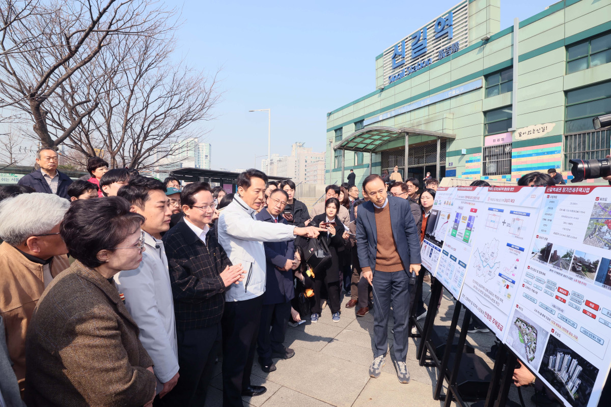 ▲오세훈 서울시장이 17일 서울 영등포구 신길역세권 장기전세주택 건립현장 인근에서 주택 활성화 방안 발표에 앞서 관계자의 보고를 받고 있다. 신태현 기자 holjjak@