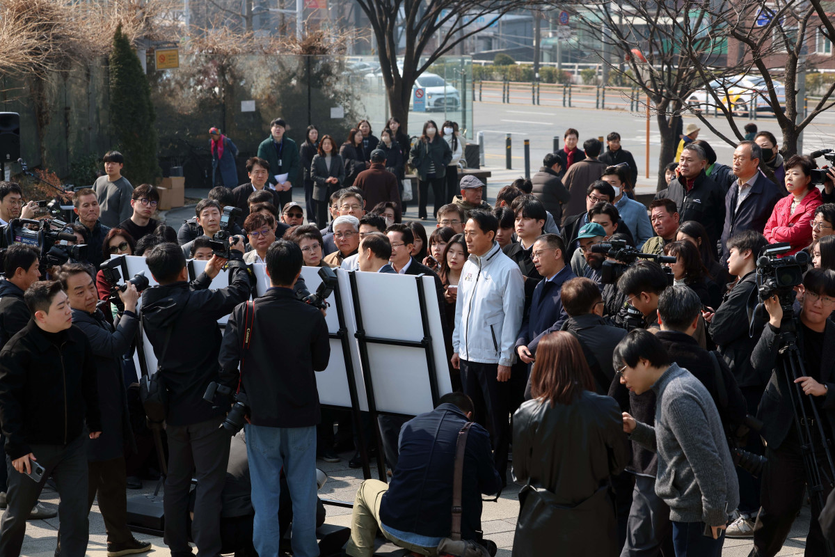 ▲오세훈 서울시장이 17일 서울 영등포구 신길역세권 장기전세주택 건립현장 인근에서 주택 활성화 방안 발표에 앞서 관계자의 보고를 받고 있다. 신태현 기자 holjjak@