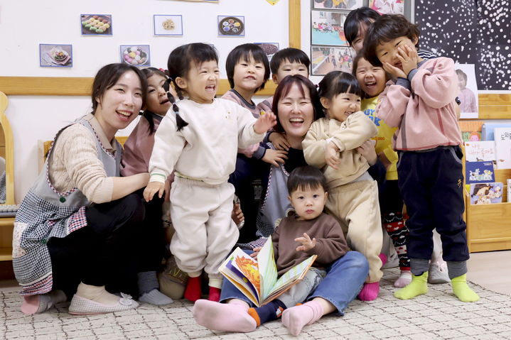 ▲성동구 어린이집 교사와 어린이들. 기사 내용과 관련 없습니다. (뉴시스)