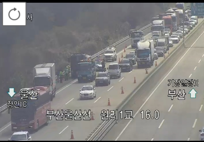 ▲[속보] 부산울산고속도로 기장분기점 인근 화물차 사고 발생 (출처=로드플러스 캡처)