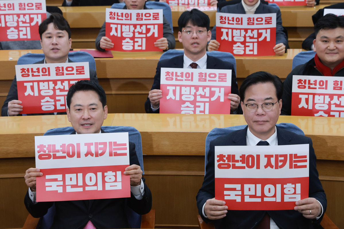 ▲국민의힘 장동혁 대표가 17일 국회의원회관에서 열린 당 중앙청년위원회·중앙대학생위원회·전국청년지방의원협의회 합동발대식에 참석해 송언석 원내대표 등 참석자와 구호를 외치고 있다. (연합뉴스)