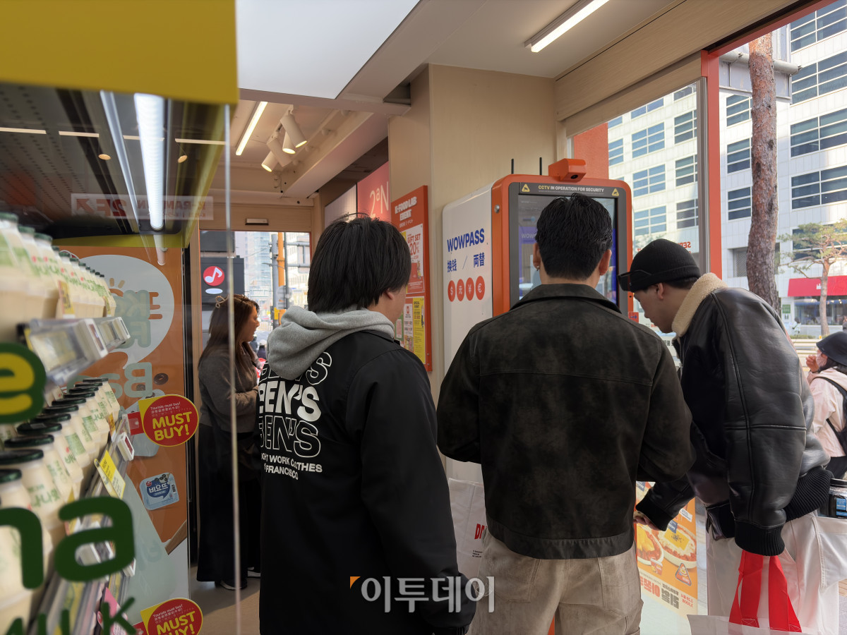 ▲외국인들이 이마트24 특화 점포 'K푸드랩'에서 환전을 하고 있다. (황민주 기자 minchu@)