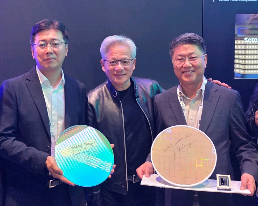 ▲엔비디아 젠슨 황 CEO가 GTC 2026 현장에서 삼성전자 부스를 방문해 기념촬영을 하고 있는 모습. 사진 좌측부터 황상준 메모리개발담당 부사장, 엔비디아 젠슨 황 CEO, 한진만 파운드리 사업부장 사장 (사진=삼성전자)