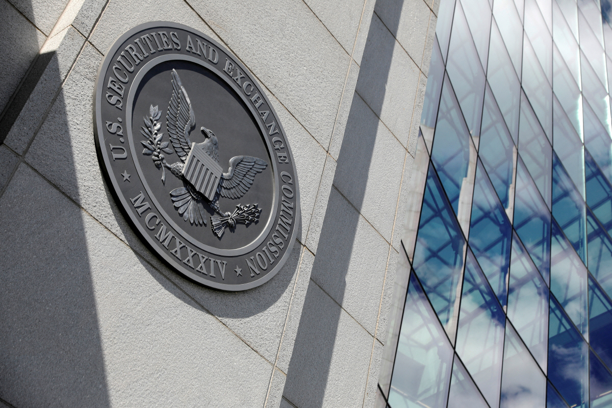▲미국 워싱턴D.C.에 있는 증권거래위원회(SEC) 청사에 SEC 인장이 걸려 있다. (워싱턴D.C./로이터연합뉴스)