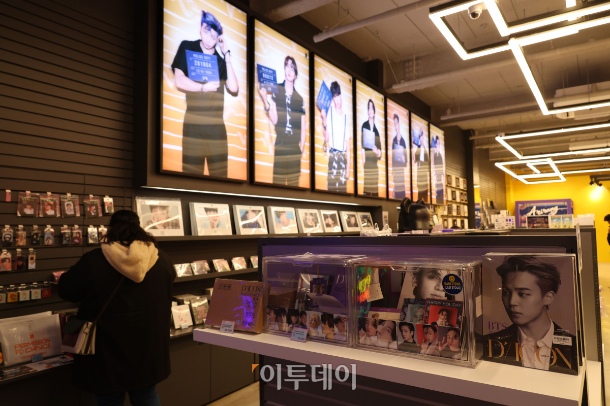 ▲방탄소년단(BTS) 컴백 광화문 공연을 앞둔 17일 서울 중구 명동의 한 케이팝 굿즈샵에 관광객들이 북적이고 있다. 고이란 기자 photoeran@