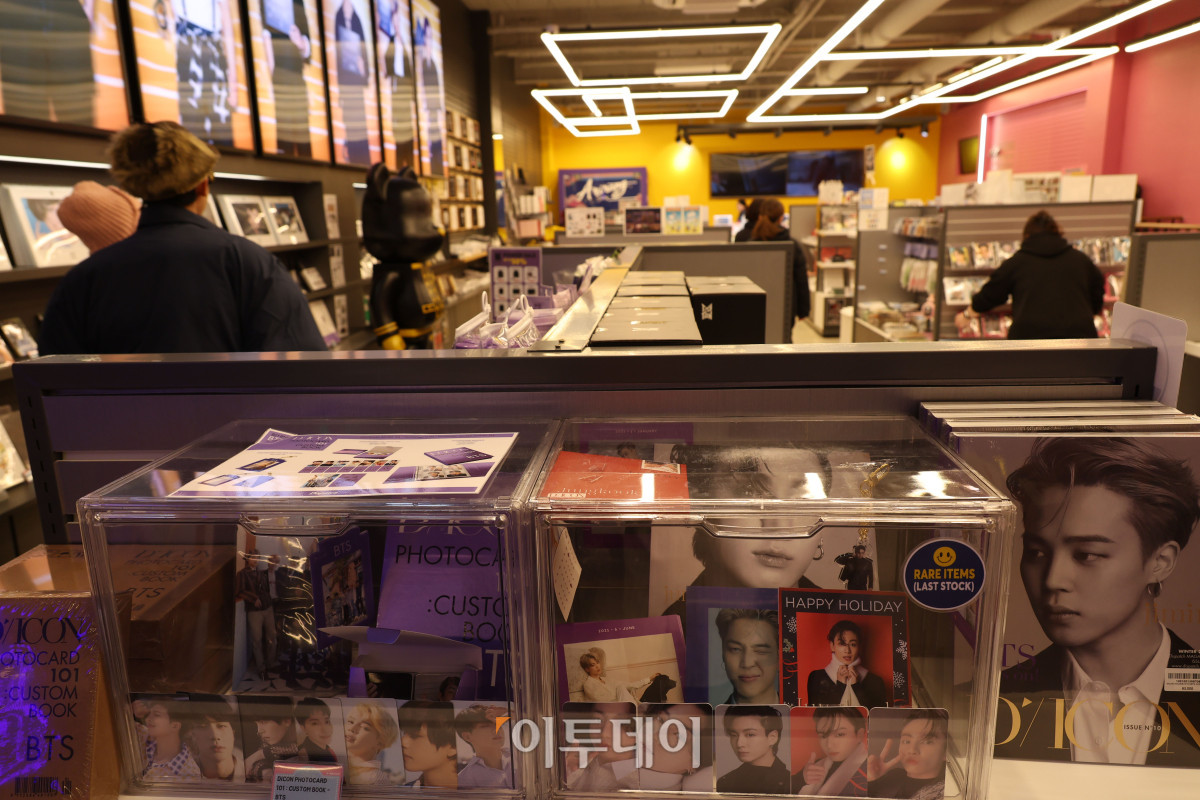 ▲방탄소년단(BTS) 컴백 광화문 공연을 앞둔 17일 서울 중구 명동의 한 케이팝 굿즈샵에 관광객들이 북적이고 있다. 고이란 기자 photoeran@