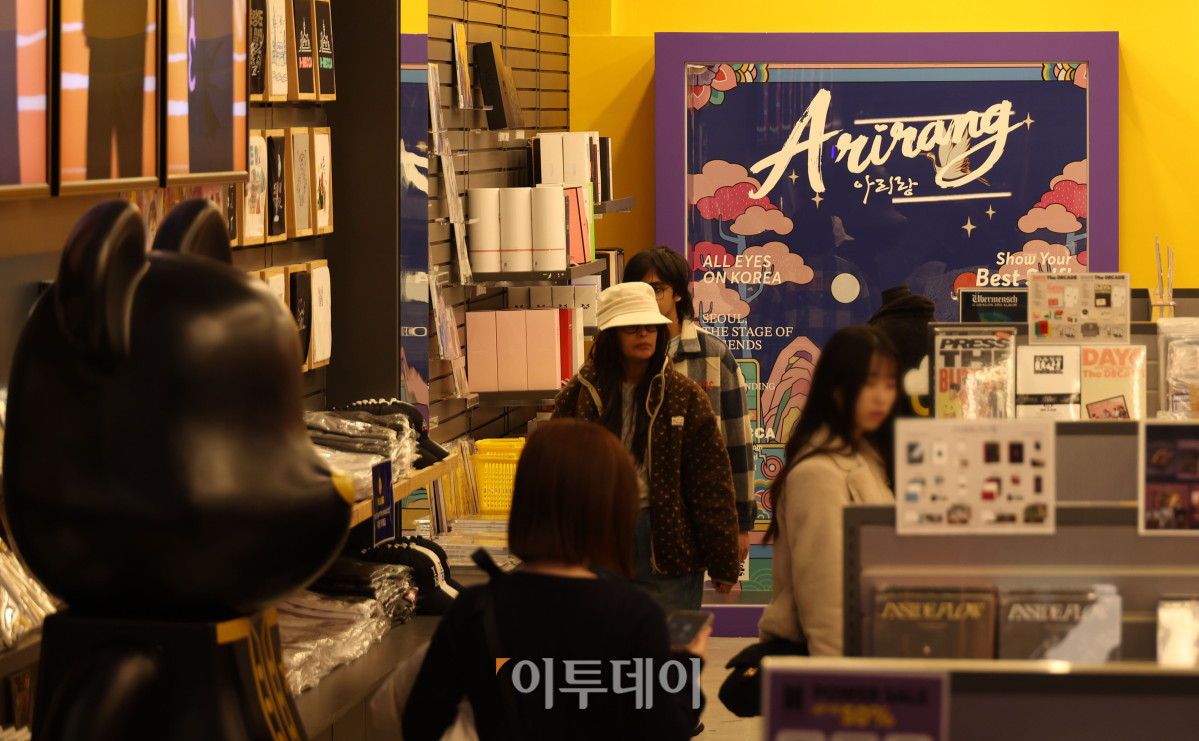 ▲방탄소년단(BTS) 컴백 광화문 공연을 앞둔 17일 서울 중구 명동의 한 케이팝 굿즈샵에 관광객들이 북적이고 있다. 고이란 기자 photoeran@