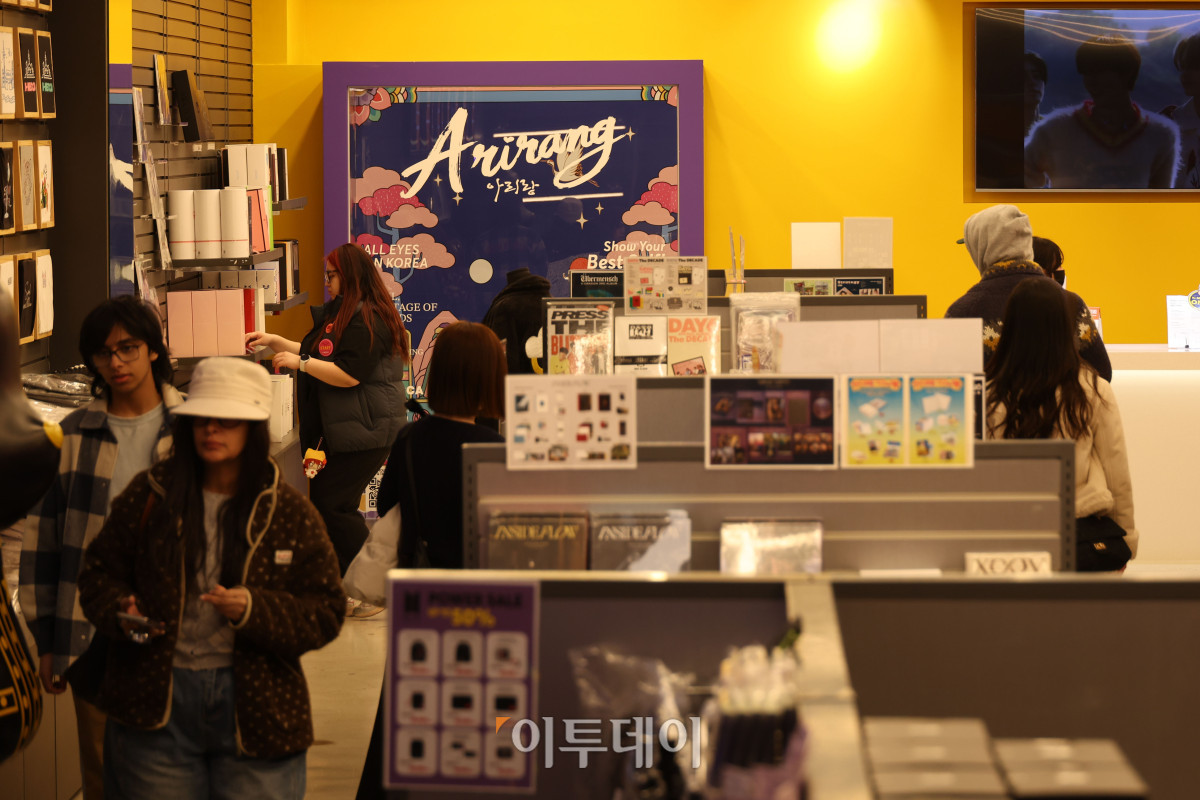 ▲방탄소년단(BTS) 컴백 광화문 공연을 앞둔 17일 서울 중구 명동의 한 케이팝 굿즈샵에 관광객들이 북적이고 있다. 고이란 기자 photoeran@