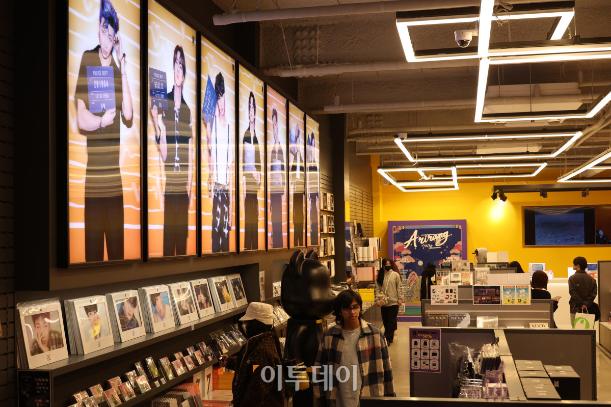 ▲방탄소년단(BTS) 컴백 광화문 공연을 앞둔 17일 서울 중구 명동의 한 케이팝 굿즈샵에 관광객들이 북적이고 있다. 고이란 기자 photoeran@