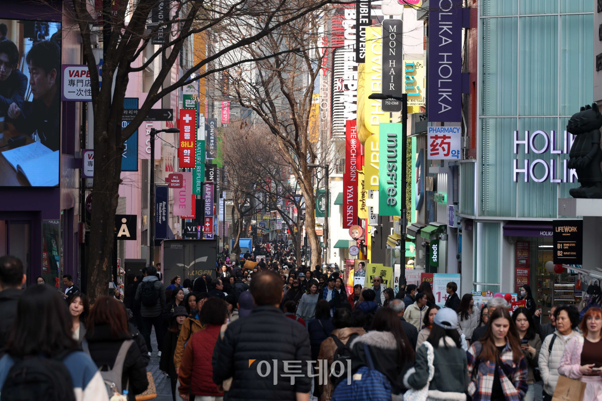 ▲방탄소년단(BTS) 컴백 광화문 공연을 앞둔 17일 서울 중구 명동거리가 나들이객과 관광객들로 북적이고 있다. 고이란 기자 photoeran@