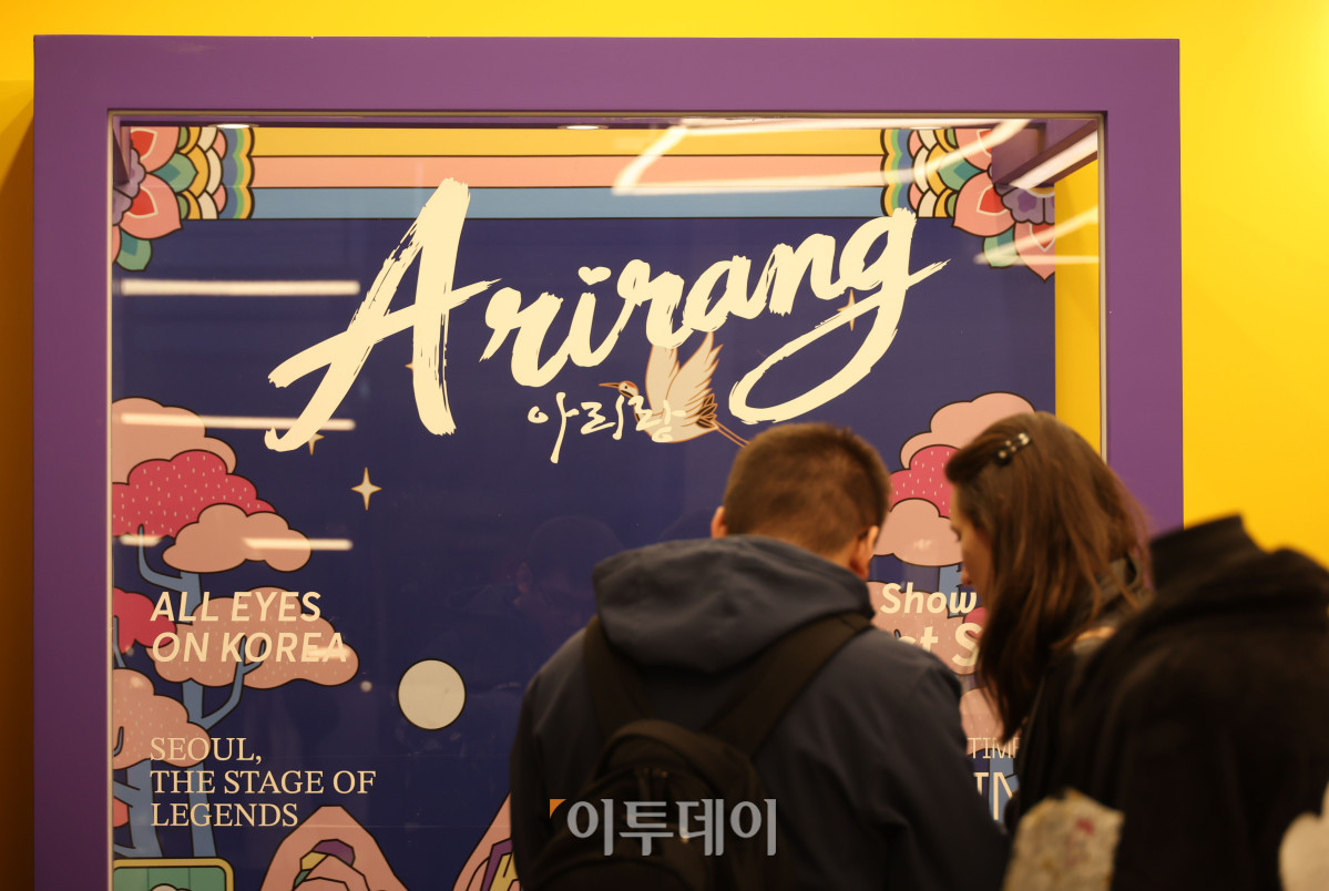 ▲방탄소년단(BTS) 컴백 광화문 공연을 앞둔 17일 서울 중구 명동의 한 케이팝 굿즈샵에 관광객들이 북적이고 있다. 고이란 기자 photoeran@