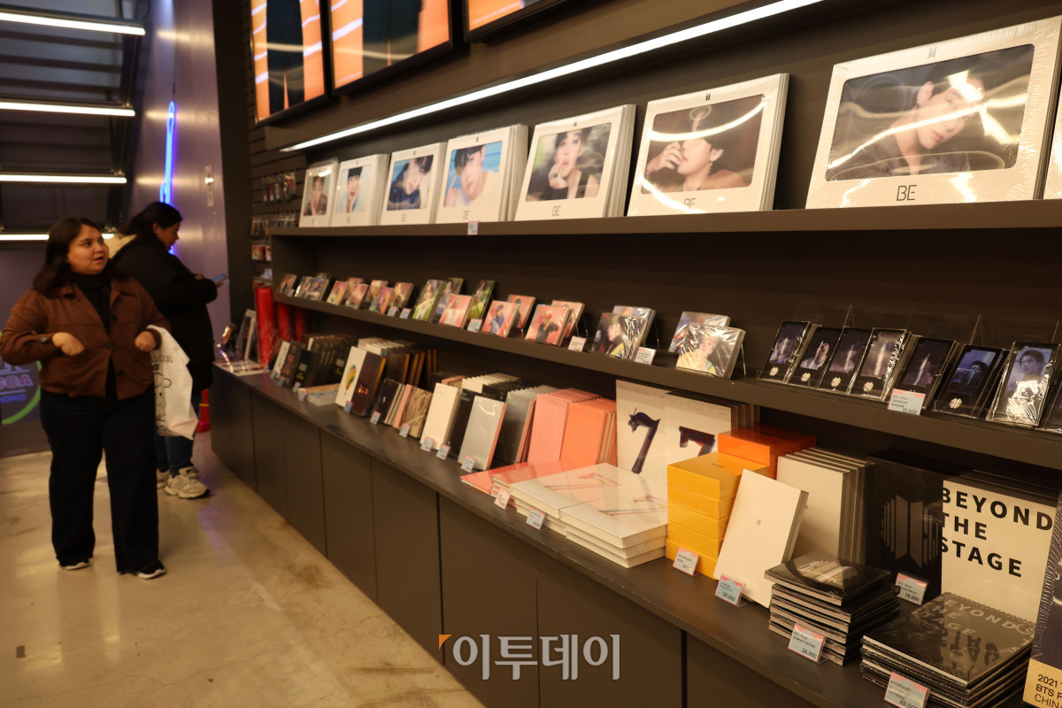 ▲방탄소년단(BTS) 컴백 광화문 공연을 앞둔 17일 서울 중구 명동의 한 케이팝 굿즈샵에 관광객들이 북적이고 있다. 고이란 기자 photoeran@