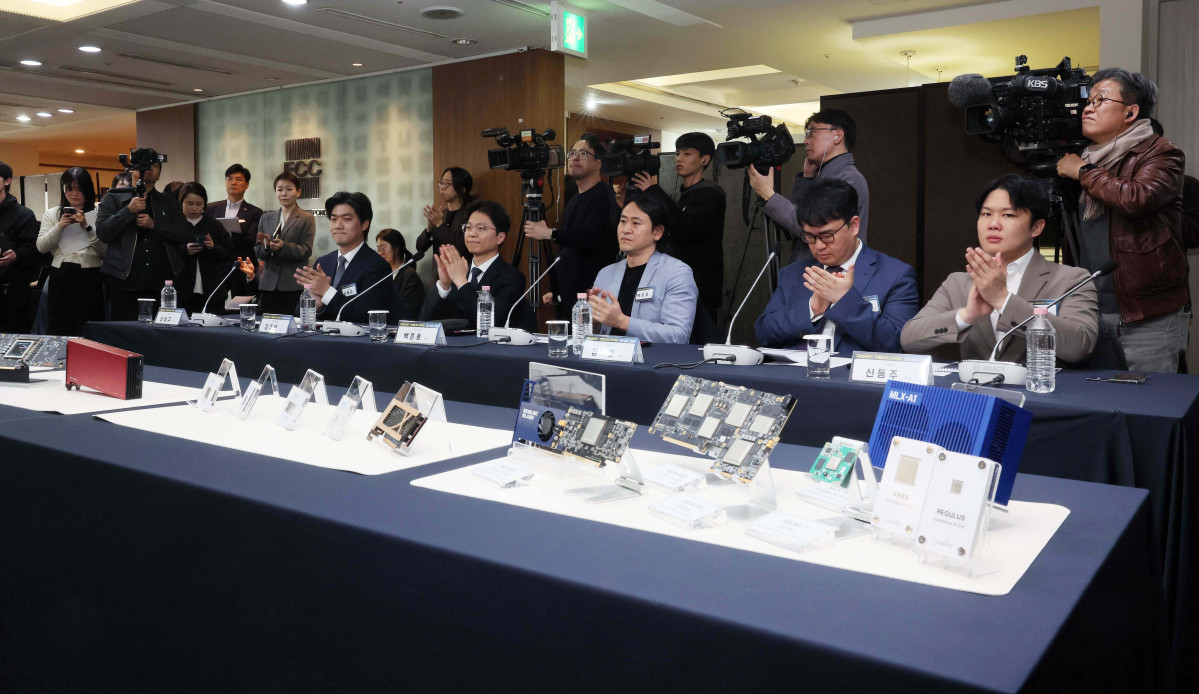 ▲17일 서울 중구 프레스센터에서 열린 국민성장펀드 'K-엔비디아 프로젝트' 민관 합동 간담회에서 AI 반도체 기업 5사 대표들이 배경훈 부총리 겸 과학기술정보통신부 장관의 인사말을 듣고 있다. 왼쪽부터 신성규 리벨리온 CFO, 김주영 하이퍼엑셀 대표, 백준호 퓨리오사AI 대표, 김녹원 딥엑스 대표, 신동주 모빌린트 대표. 신태현 기자 holjjak@