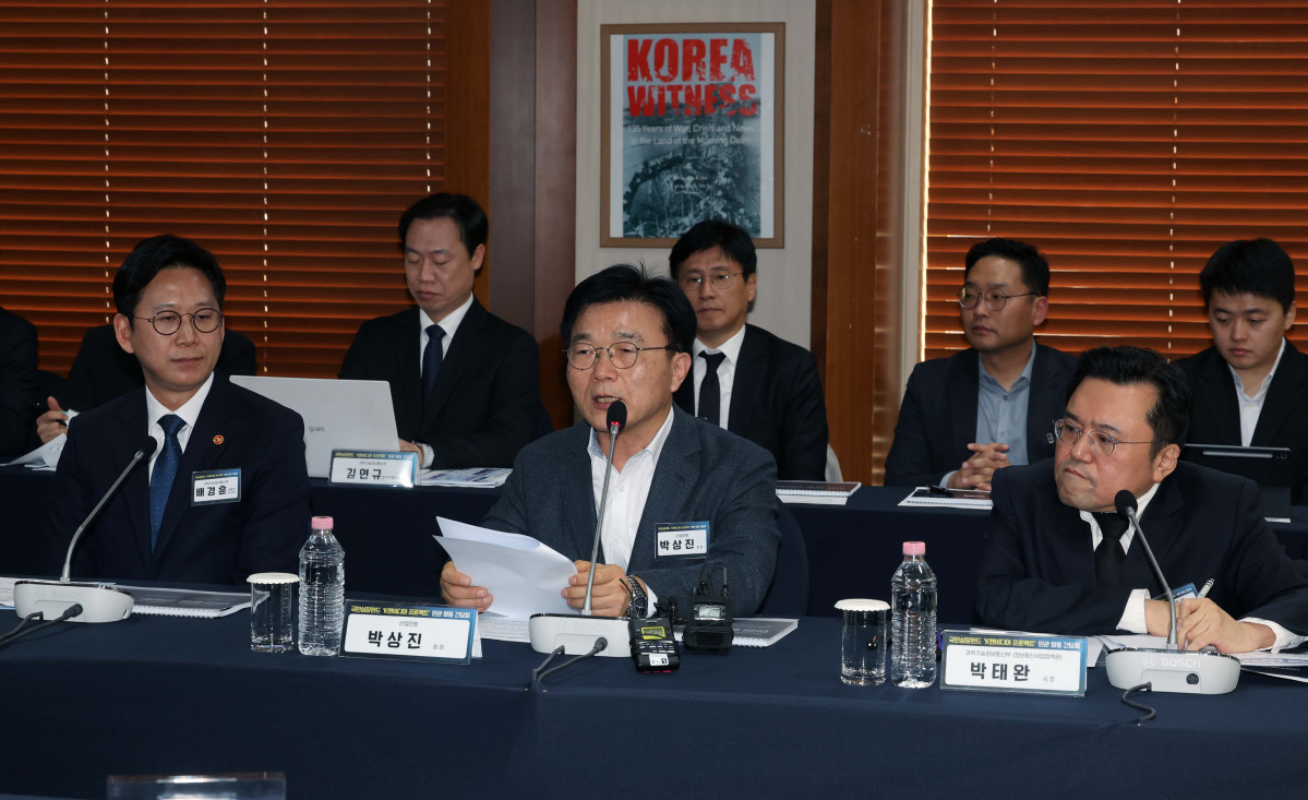 ▲박상진 한국산업은행 회장이 17일 서울 중구 프레스센터에서 열린 국민성장펀드 ‘K엔비디아 프로젝트’ 민관 합동 간담회에서 인사말을 하고 있다. 신태현 기자 holjjak@