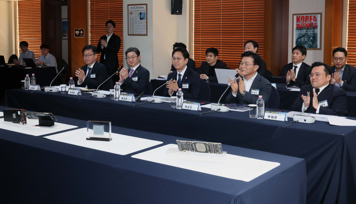 ▲배경훈 부총리 겸 과학기술정보통신부 장관이 17일 서울 중구 프레스센터에서 열린 국민성장펀드 ‘K엔비디아 프로젝트’ 민관 합동 간담회에서 박수를 치고 있다. 신태현 기자 holjjak@