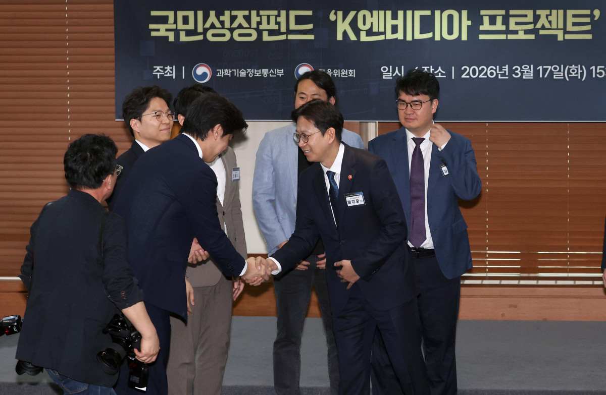 ▲배경훈 부총리 겸 과학기술정보통신부 장관이 17일 서울 중구 프레스센터에서 열린 국민성장펀드 ‘K엔비디아 프로젝트’ 민관 합동 간담회에서 AI반도체 기업 대표들과 인사하고 있다. 신태현 기자 holjjak@