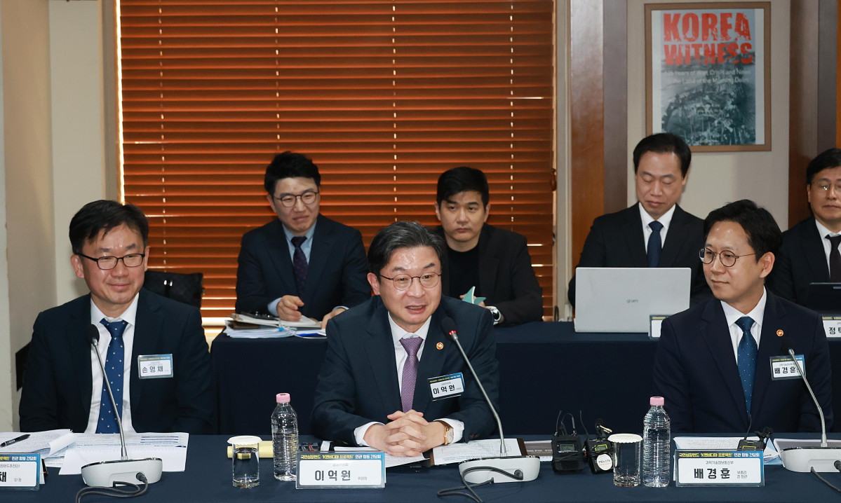 ▲이억원 금융위원장과 배경훈 과학기술정보통신부 장관(부총리)이 17일 오후 서울 중구 프레스센터에서 한국산업은행 회장, 국내 AI 반도체 기업 대표와 함께 개최한 국민성장펀드 ‘K-엔비디아 육성 프로젝트’ 추진을 위한 민관 합동 간담회에서 국민성장펀드를 활용한 AI 반도체 투자전략에 대해 논의했다. (사진제공=금융위원회)