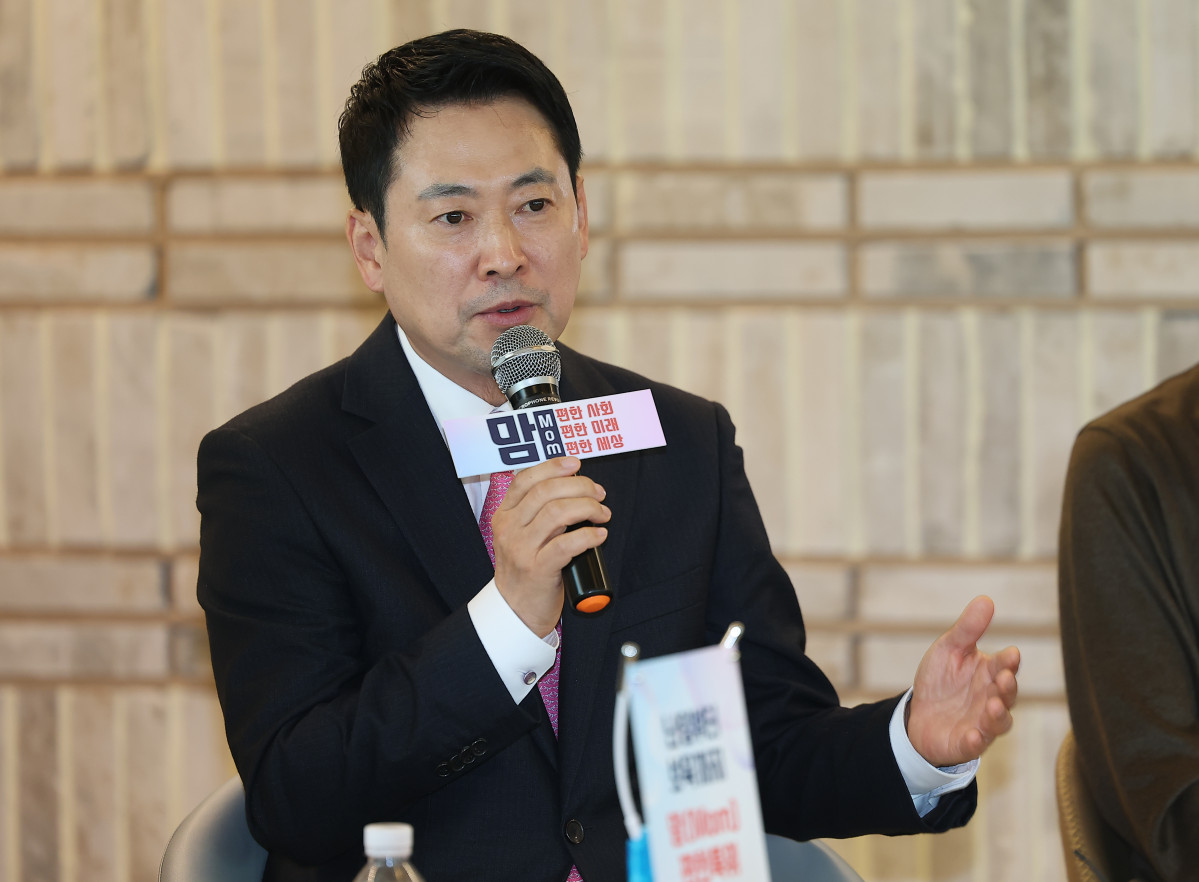 ▲국민의힘 장동혁 대표가 17일 서울 마포구 북카페 채그로에서 열린 '난임부터 보육까지, 맘편한 현장소통 간담회'에서 인사말하고 있다. (연합뉴스)