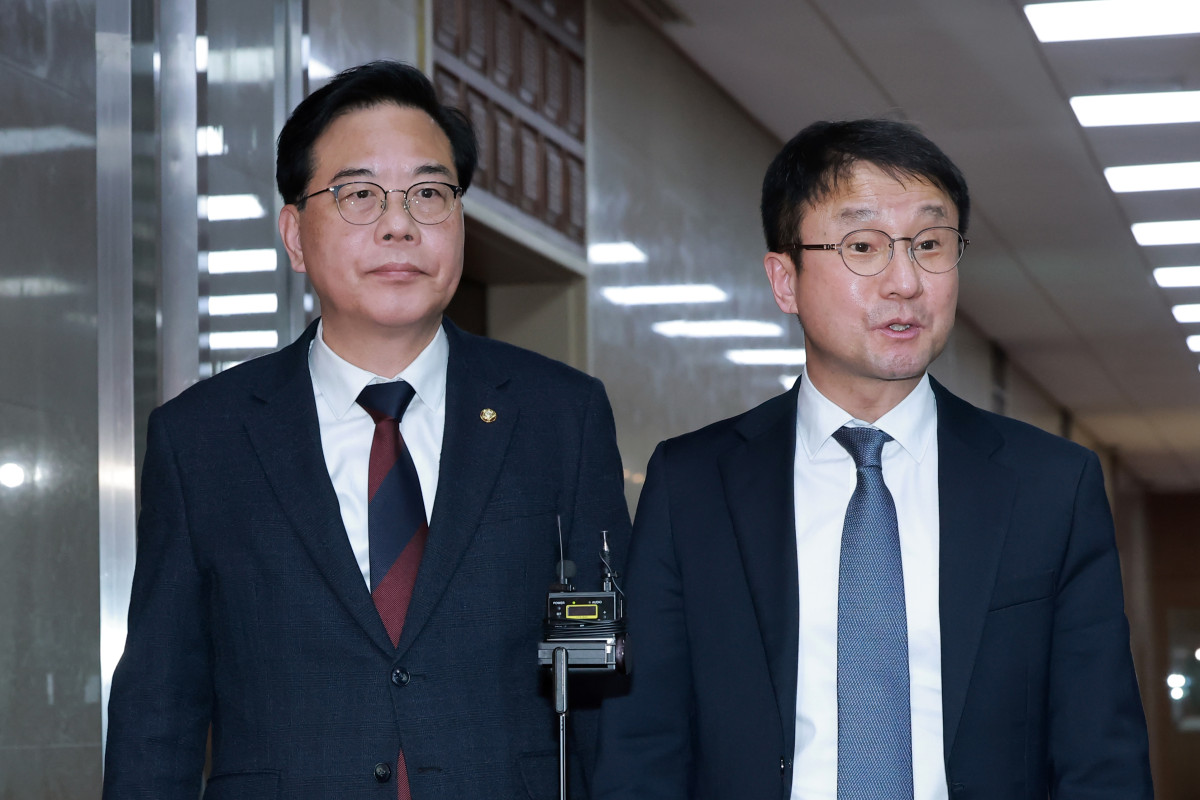 ▲더불어민주당 한병도 원내대표(오른쪽)와 국민의힘 송언석 원내대표가 17일 우원식 국회의장 주재로 '윤석열 정권 정치검찰 조작 기소 의혹 사건 진상규명 국정조사'와 관련한 회동을 마친 뒤 국회의장실에서 나와 회동 내용을 설명하고 있다. 양당 원내대표는 이날 회동에서 국정조사에 관해 합의에 이르지 못했다고 밝혔다. (연합뉴스)