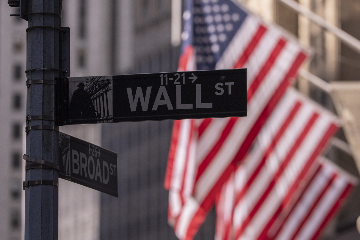 ▲미국 뉴욕증권거래소(NYSE) 옆에 ‘월가’ 표지판이 걸려 있다. 뉴욕/AP뉴시스