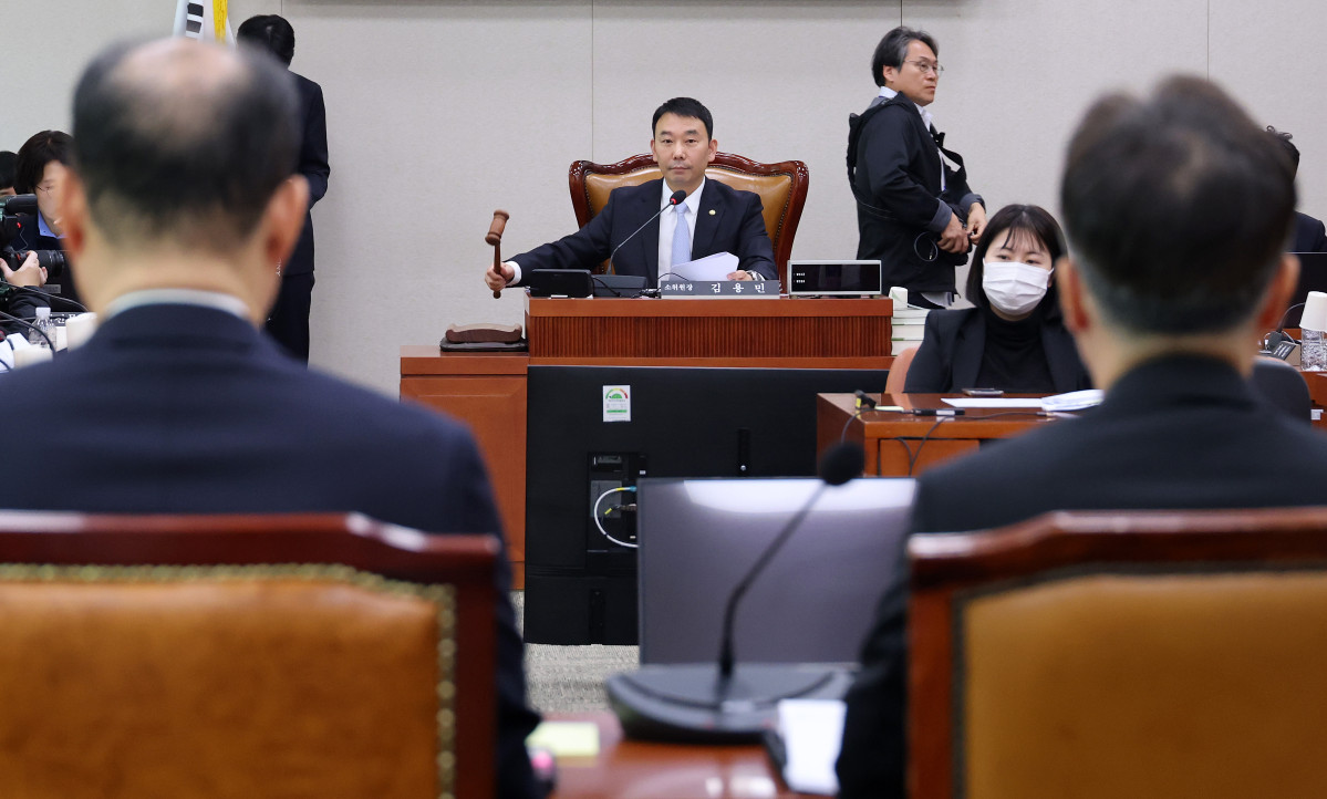 ▲김용민 소위원장이 17일 국회에서 열린 법제사법위원회 법안심사1소위원회에서 안건을 상정하고 있다. (연합뉴스)