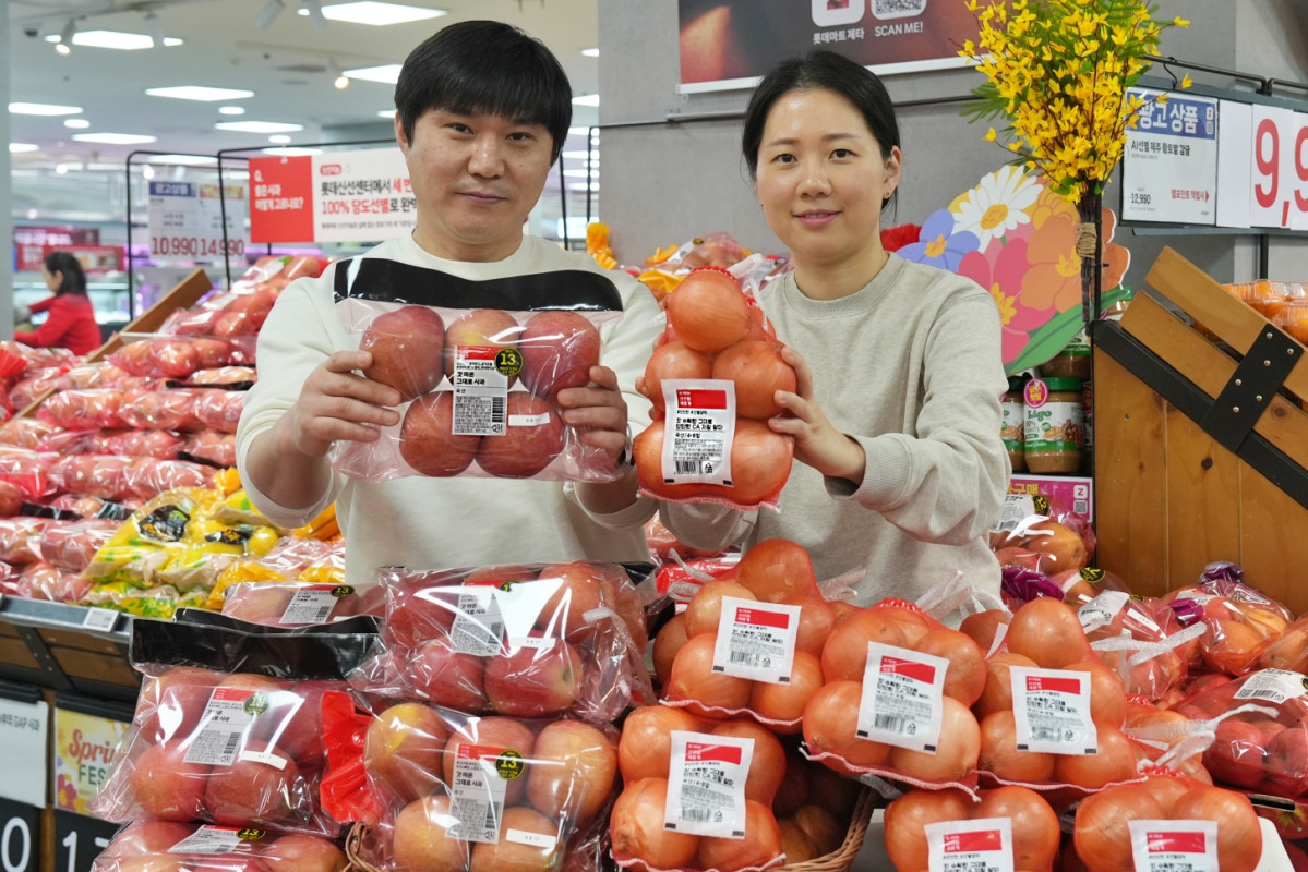 ▲18일 서울시 송파구에 위치한 롯데마트 제타플렉스 잠실점에서 채희철 롯데마트·슈퍼 과일MD(왼쪽)와 권희란 롯데마트·슈퍼 채소MD가 각각 '기체제어' 저장 사과와 양파를 홍보하고 있다. (사진제공=롯데쇼핑)