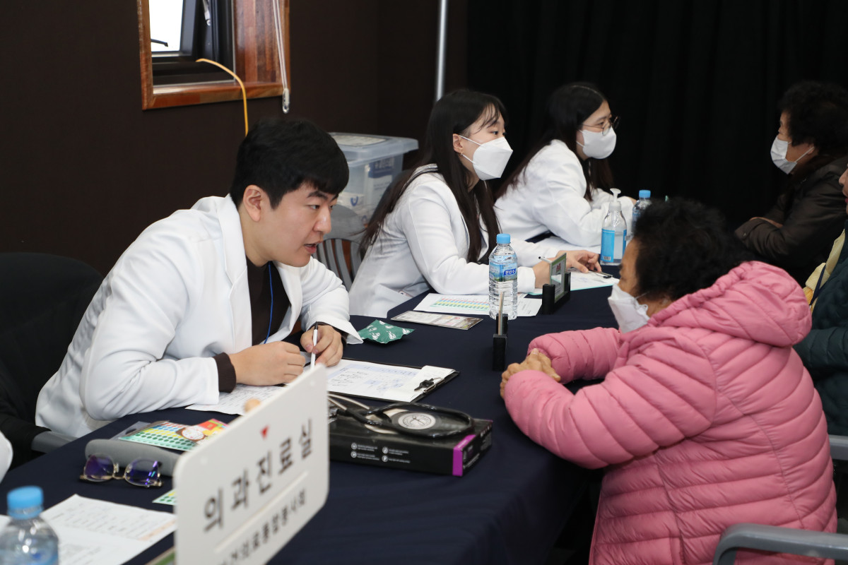 ▲농촌 왕진버스 진료 현장 (사진제공=농림축산식품부)