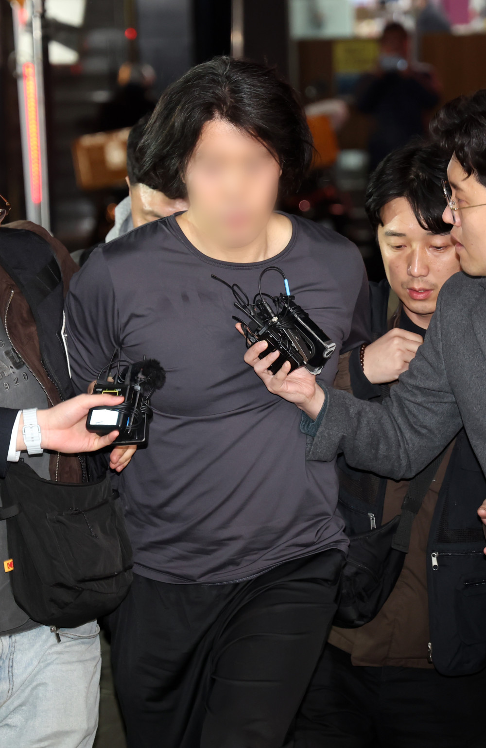 ▲부산에서 전 직장 동료인 항공사 기장을 흉기로 살해한 혐의를 받는 50대 A씨가 17일 부산 부산진경찰서로 압송되고 있다. (뉴시스)