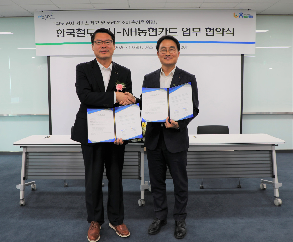 ▲17일 서대문 NH농협타워(서울 종로구)에서 열린 ‘한국철도공사 – NH농협카드 업무협약식’에서 NH농협카드 정영선 카드디지털사업부 부사장(오른쪽)과 한국철도공사 이민성 단장(왼쪽)이 기념촬영을 하고 있다. (사진제공 = NH농협카드)