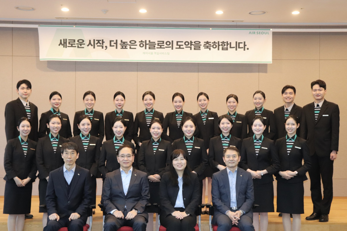 ▲김중호 에어서울 대표이사(첫 번째 줄 왼쪽에서 두 번째)와 임직원 및 신입 객실 승무원이 기념 사진을 촬영하고 있다. (자료제공=에어서울)