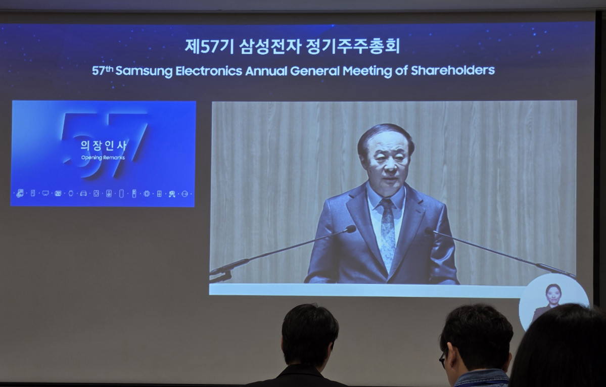 ▲주주총회 의장을 맡은 전영현 삼성전자 대표이사 부회장은 참석 주주들에게 감사의 인사를 전하고 있다. (손희정 기자 sonhj1220@)