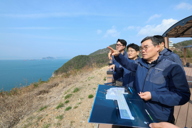 ▲김보현 대우건설 대표(오른쪽 첫번째)가 가덕도신공항 건설 예정지를 살펴보고 있다. (사진제공=대우건설)
