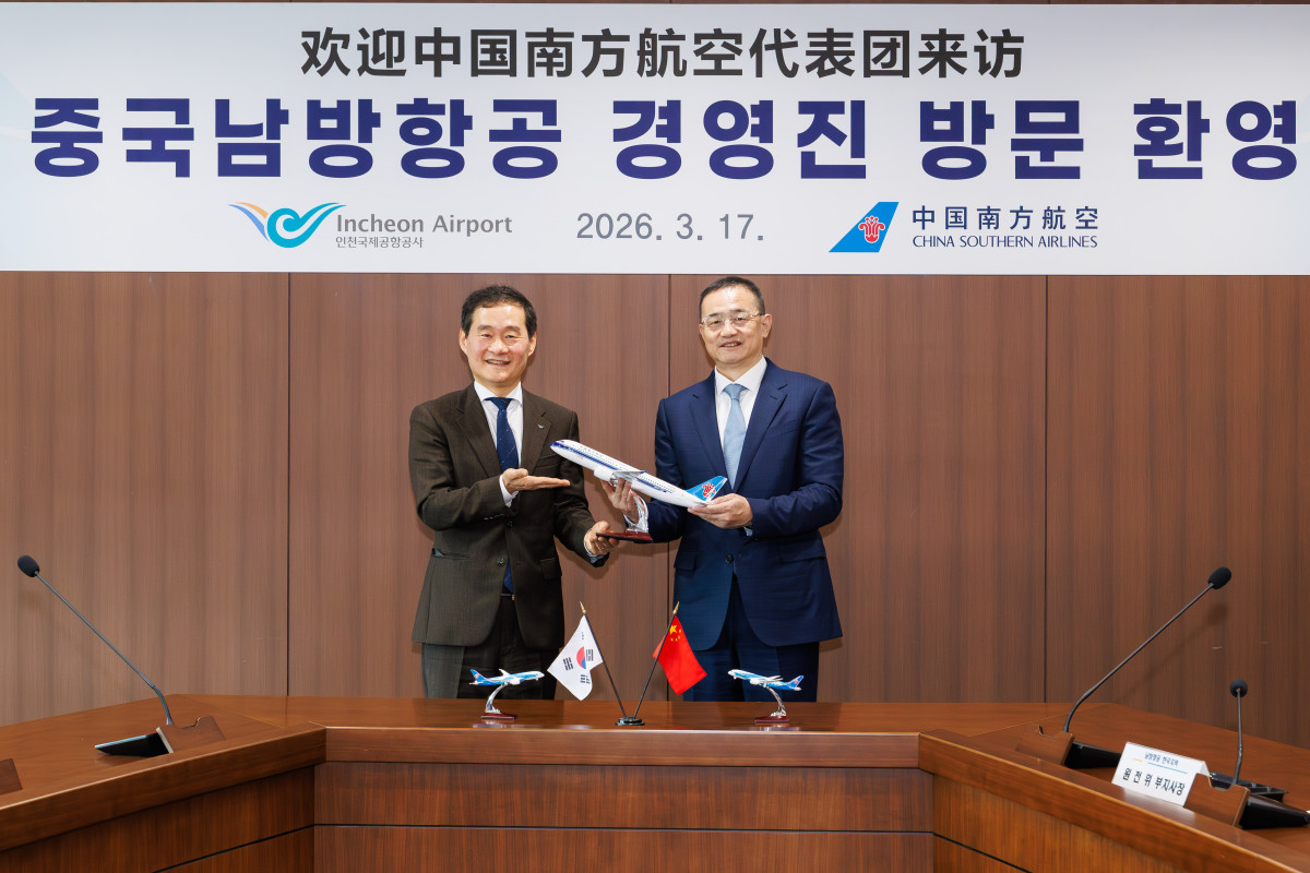 ▲김범호 인천국제공항공사 부사장(왼쪽)과 왕전 남방항공 부사장이 기념 촬영을 하고 있다. (사진제공=인천국제공항공사)