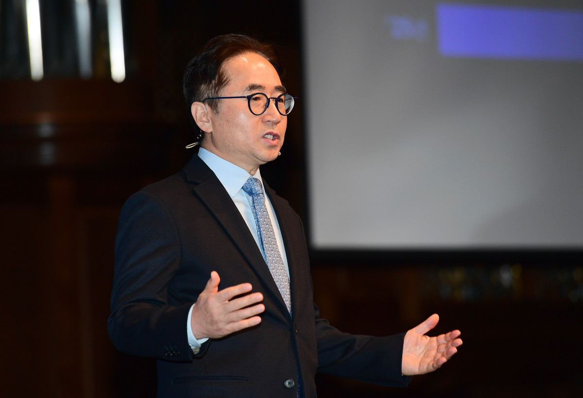 ▲삼성전기 장덕현 대표이사가 주주총회에서 2026년 경영성과를 발표하고 있다. (사진=삼성전기)