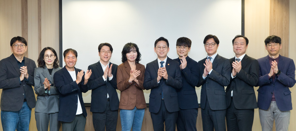 ▲배경훈 부총리 겸 과기정통부 장관(오른쪽 다섯번째)이 18일 서울 종로구 과학기술자문회의에서 열린 독자 AI 관계 기업 간담회에서 참석자들과 기념촬영을 하고 있다. (사진제공=과학기술정보통신부)