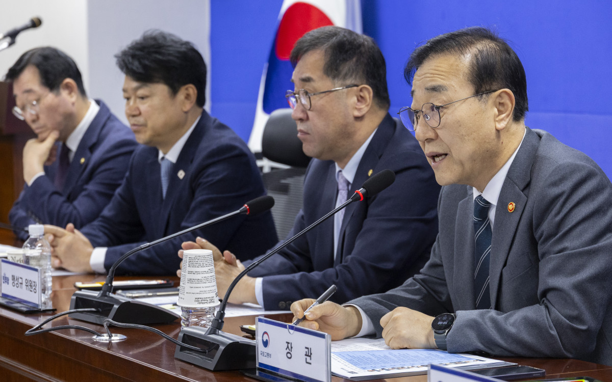 ▲김윤덕 국토교통부 장관이 18일 국회 의원회관에서 열린 국토부-국토해양위 당정 협의에서 신속한 부동산 정책 마련을 강조하는 인사말을 하고 있다. 사진=연합뉴스