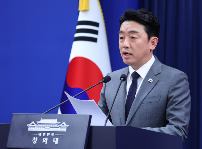 ▲이재명 대통령 전략경제협력 특사로 아랍에미리트(UAE)를 방문하고 귀국한 강훈식 비서실장이 18일 청와대 춘추관에서 특사 활동 관련 브리핑을 하고 있다. (연합뉴스)
