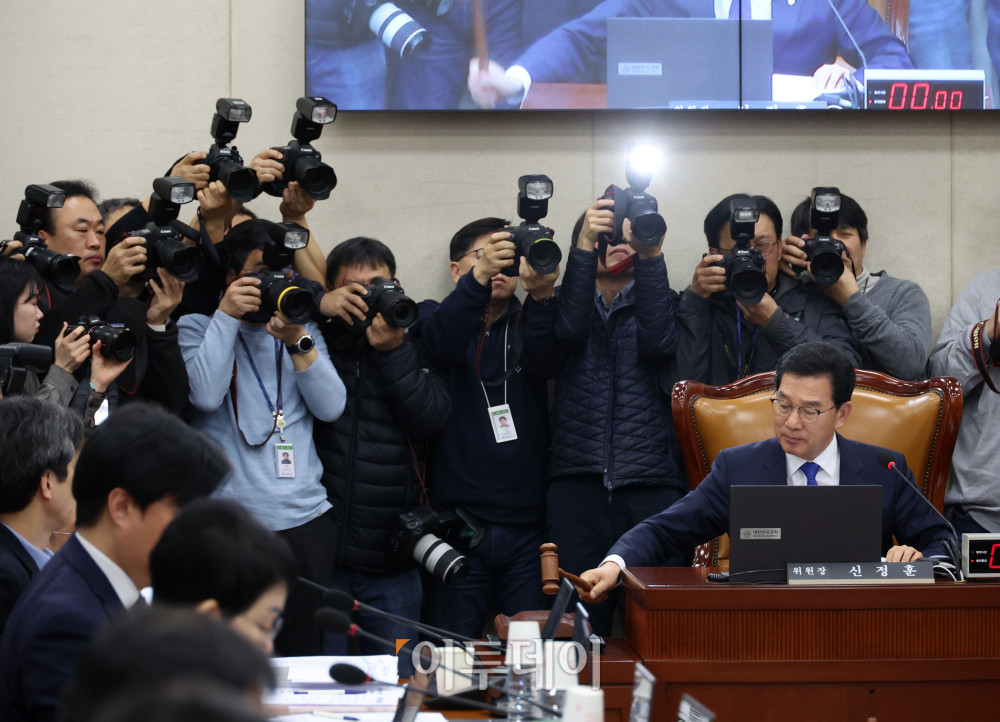 ▲18일 서울 여의도 국회에서 열린 행정안전위원회 전체회의에서 신정훈 위원장이 의사봉을 두드리고 있다. 고이란 기자 photoeran@