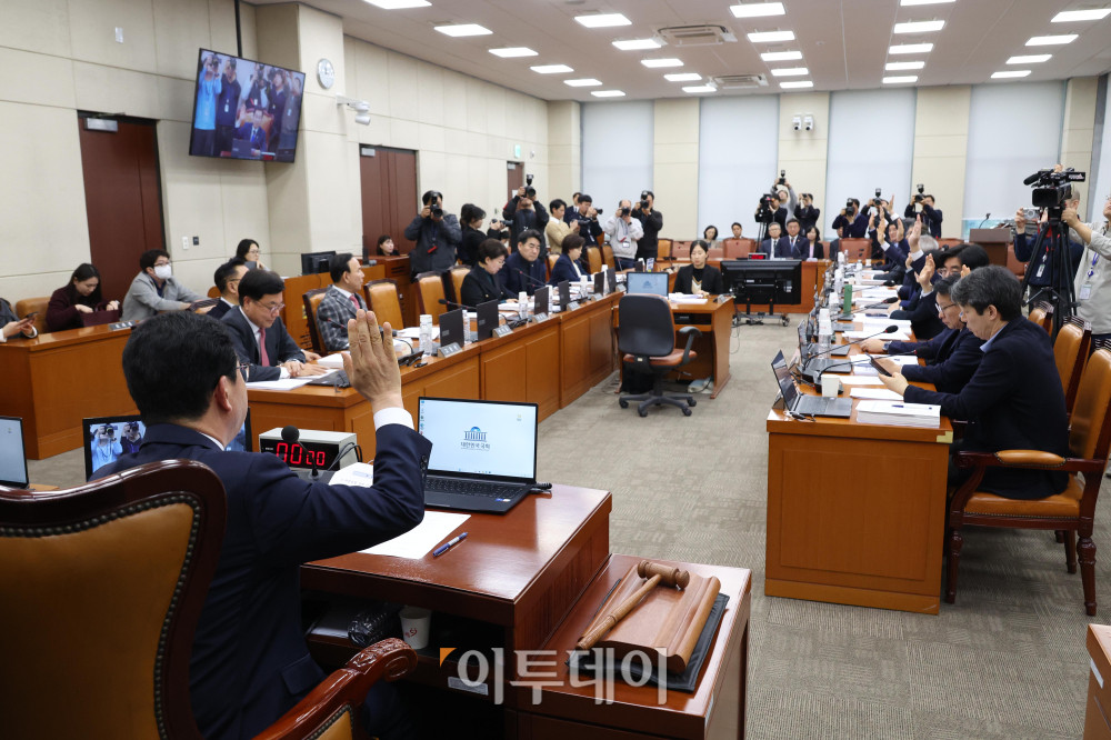 ▲18일 서울 여의도 국회에서 열린 행정안전위원회 전체회의에서 신정훈 위원장을 비롯한 여야 의원들이 중수처 법안 상정 관련 찬반 거수 표결을 하고 있다. 고이란 기자 photoeran@