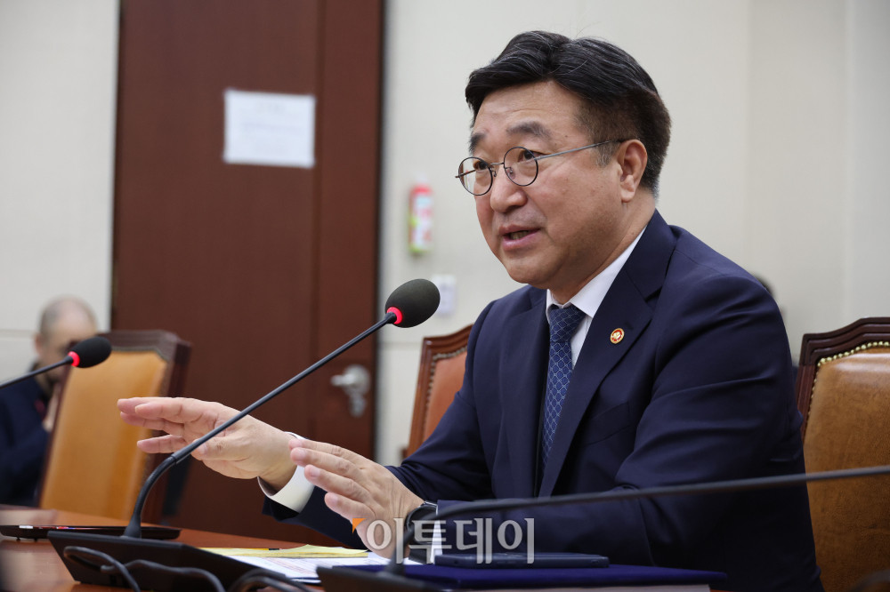 ▲윤호중 행정안전부 장관이 18일 서울 여의도 국회에서 열린 행정안전위원회 전체회의에서 의원 질의에 답하고 있다. 고이란 기자 photoeran@