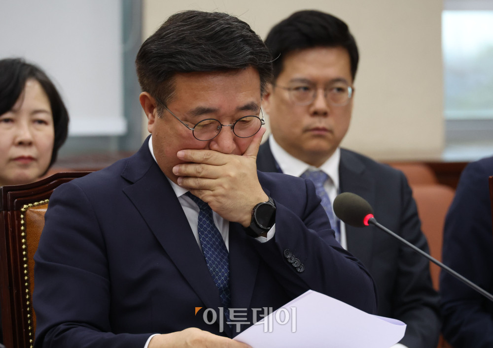 ▲윤호중 행정안전부 장관이 18일 서울 여의도 국회에서 열린 행정안전위원회 전체회의에 참석하고 있다. 고이란 기자 photoeran@