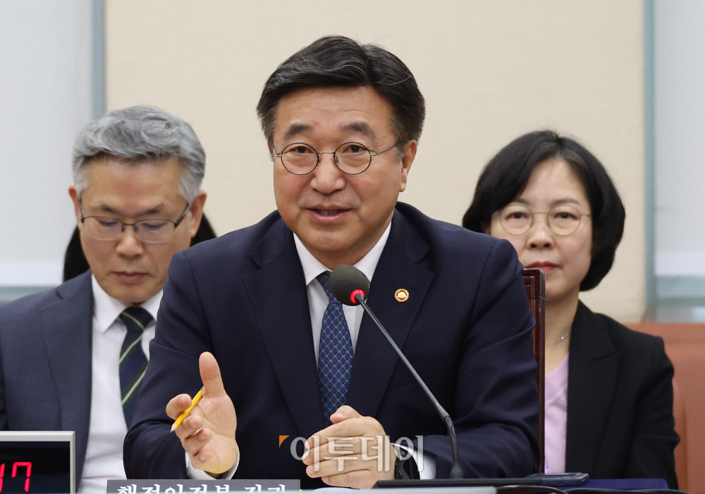▲윤호중 행정안전부 장관이 18일 서울 여의도 국회에서 열린 행정안전위원회 전체회의에서 의원 질의에 답하고 있다. 고이란 기자 photoeran@