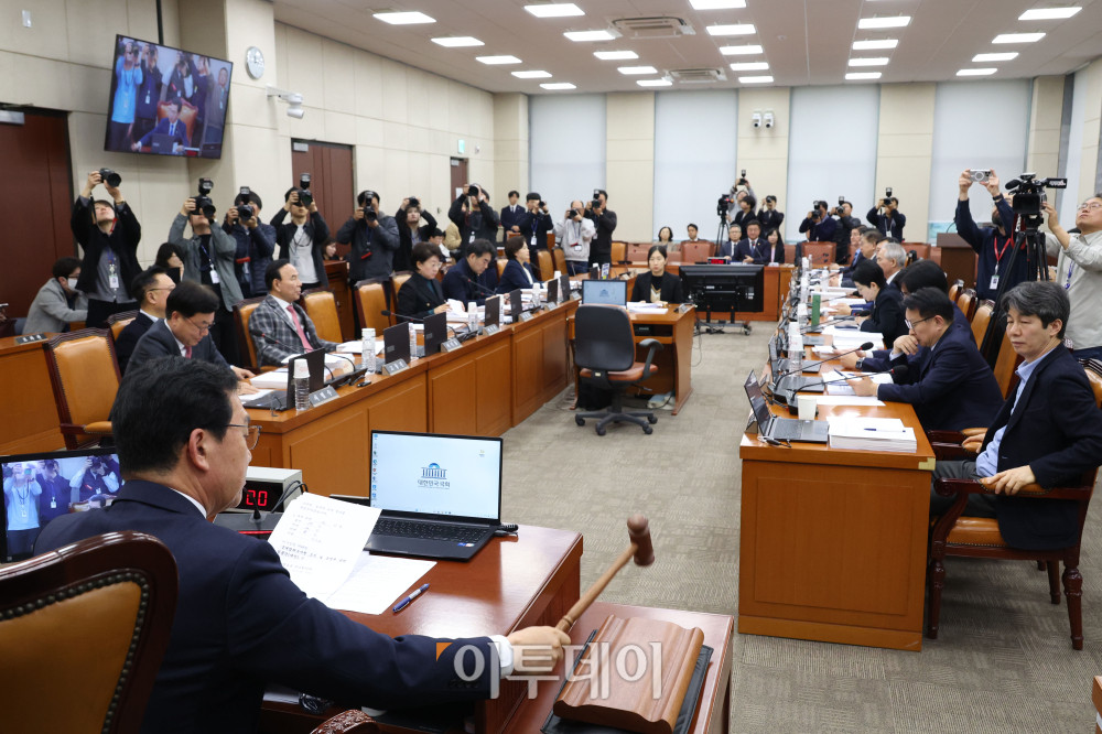 ▲18일 서울 여의도 국회에서 열린 행정안전위원회 전체회의에서 신정훈 위원장이 의사봉을 두드리고 있다. 고이란 기자 photoeran@
