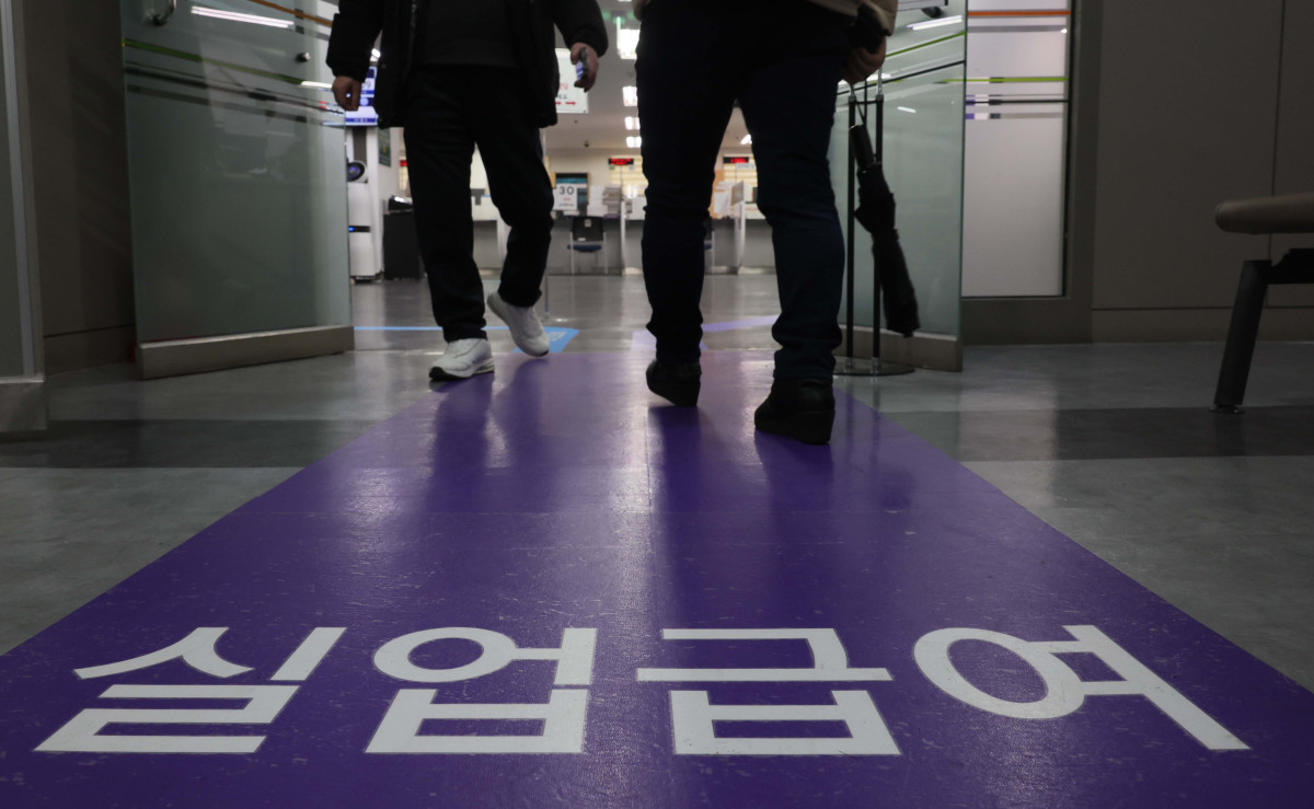 ▲지난달 취업자가 20만명대 증가하며 5개월 만에 최대폭으로 늘어났지만 청년 실업률이 5년 만에 가장 높은 수준으로 오르는 등 청년 고용은 위축된 모습을 보였다. 18일 국가데이터처의 ‘2026년 2월 고용동향’에 따르면 지난달 취업자 수는 2841만3000명으로, 전년 동월대비 23만4000명 늘었다. 이는 최근 5개월 사이 가장 큰 폭이다. 하지만 청년층 고용상황은 악화, 양극화가 뚜렷해지는 양상을 보였다. 15~29세 실업률은 7.7%로 전년 동월 대비 0.7%p 상승했다. 2021년 2월 10.1% 이후 5년 만에 가장 높은 수준이다. 이날 서울 마포구 서울서부고용복지플러스센터에서 구직자들이 발걸음을 옮기고 있다. 신태현 기자 holjjak@