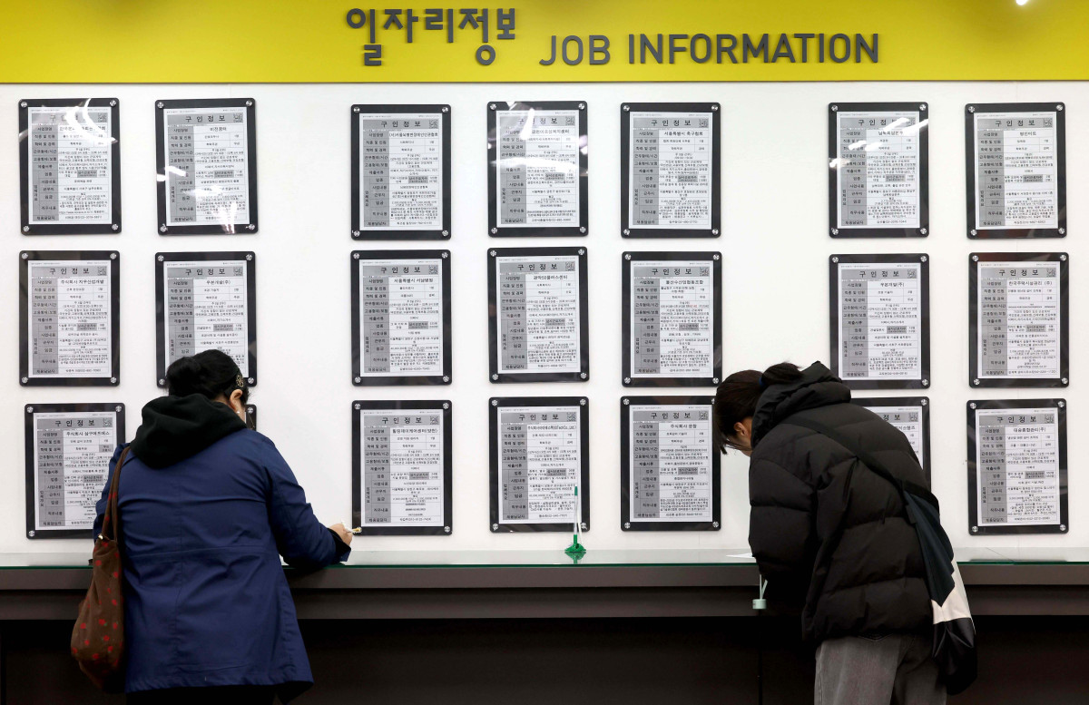 ▲지난달 취업자가 20만명대 증가하며 5개월 만에 최대폭으로 늘어났지만 청년 실업률이 5년 만에 가장 높은 수준으로 오르는 등 청년 고용은 위축된 모습을 보였다. 18일 국가데이터처의 ‘2026년 2월 고용동향’에 따르면 지난달 취업자 수는 2841만3000명으로, 전년 동월대비 23만4000명 늘었다. 이는 최근 5개월 사이 가장 큰 폭이다. 하지만 청년층 고용상황은 악화, 양극화가 뚜렷해지는 양상을 보였다. 15~29세 실업률은 7.7%로 전년 동월 대비 0.7%p 상승했다. 2021년 2월 10.1% 이후 5년 만에 가장 높은 수준이다. 이날 서울 마포구 서울서부고용복지플러스센터에서 구직자들이 서류를 작성하고 있다. 신태현 기자 holjjak@