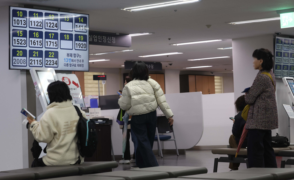 ▲지난달 취업자가 20만명대 증가하며 5개월 만에 최대폭으로 늘어났지만 청년 실업률이 5년 만에 가장 높은 수준으로 오르는 등 청년 고용은 위축된 모습을 보였다. 18일 국가데이터처의 ‘2026년 2월 고용동향’에 따르면 지난달 취업자 수는 2841만3000명으로, 전년 동월대비 23만4000명 늘었다. 이는 최근 5개월 사이 가장 큰 폭이다. 하지만 청년층 고용상황은 악화, 양극화가 뚜렷해지는 양상을 보였다. 15~29세 실업률은 7.7%로 전년 동월 대비 0.7%p 상승했다. 2021년 2월 10.1% 이후 5년 만에 가장 높은 수준이다. 이날 서울 마포구 서울서부고용복지플러스센터에서 구직자들이 실업인정신청상담을 기다리고 있다. 신태현 기자 holjjak@