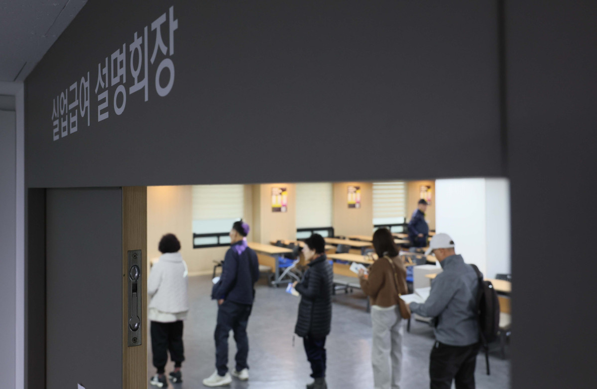 ▲지난달 취업자가 20만명대 증가하며 5개월 만에 최대폭으로 늘어났지만 청년 실업률이 5년 만에 가장 높은 수준으로 오르는 등 청년 고용은 위축된 모습을 보였다. 18일 국가데이터처의 ‘2026년 2월 고용동향’에 따르면 지난달 취업자 수는 2841만3000명으로, 전년 동월대비 23만4000명 늘었다. 이는 최근 5개월 사이 가장 큰 폭이다. 하지만 청년층 고용상황은 악화, 양극화가 뚜렷해지는 양상을 보였다. 15~29세 실업률은 7.7%로 전년 동월 대비 0.7%p 상승했다. 2021년 2월 10.1% 이후 5년 만에 가장 높은 수준이다. 이날 서울 마포구 서울서부고용복지플러스센터에서 구직자들이 실업급여 설명회에 참석하고 있다. 신태현 기자 holjjak@