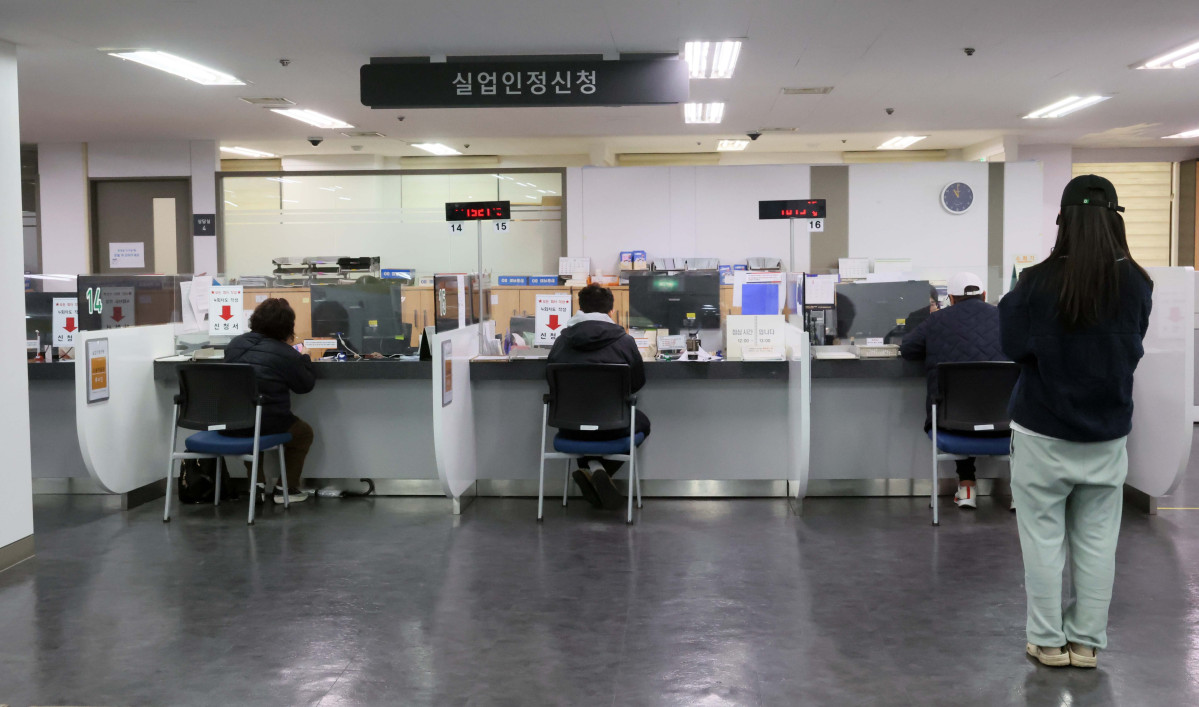▲지난달 취업자가 20만명대 증가하며 5개월 만에 최대폭으로 늘어났지만 청년 실업률이 5년 만에 가장 높은 수준으로 오르는 등 청년 고용은 위축된 모습을 보였다. 18일 국가데이터처의 ‘2026년 2월 고용동향’에 따르면 지난달 취업자 수는 2841만3000명으로, 전년 동월대비 23만4000명 늘었다. 이는 최근 5개월 사이 가장 큰 폭이다. 하지만 청년층 고용상황은 악화, 양극화가 뚜렷해지는 양상을 보였다. 15~29세 실업률은 7.7%로 전년 동월 대비 0.7%p 상승했다. 2021년 2월 10.1% 이후 5년 만에 가장 높은 수준이다. 이날 서울 마포구 서울서부고용복지플러스센터에서 구직자들이 실업인정신청상담을 받고 있다. 신태현 기자 holjjak@